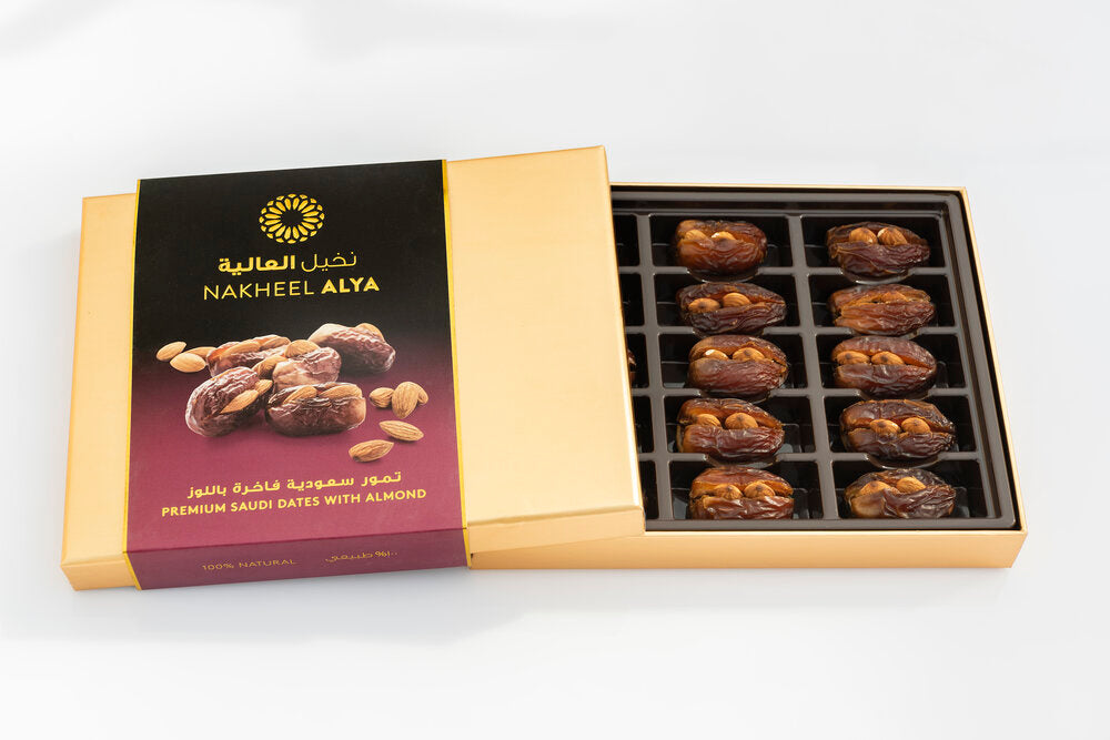 Luxe cadeau verpakking gevulde dadels van Nakheel Alya met amandelen, ideaal als premium geschenk in de categorie verse dadels.