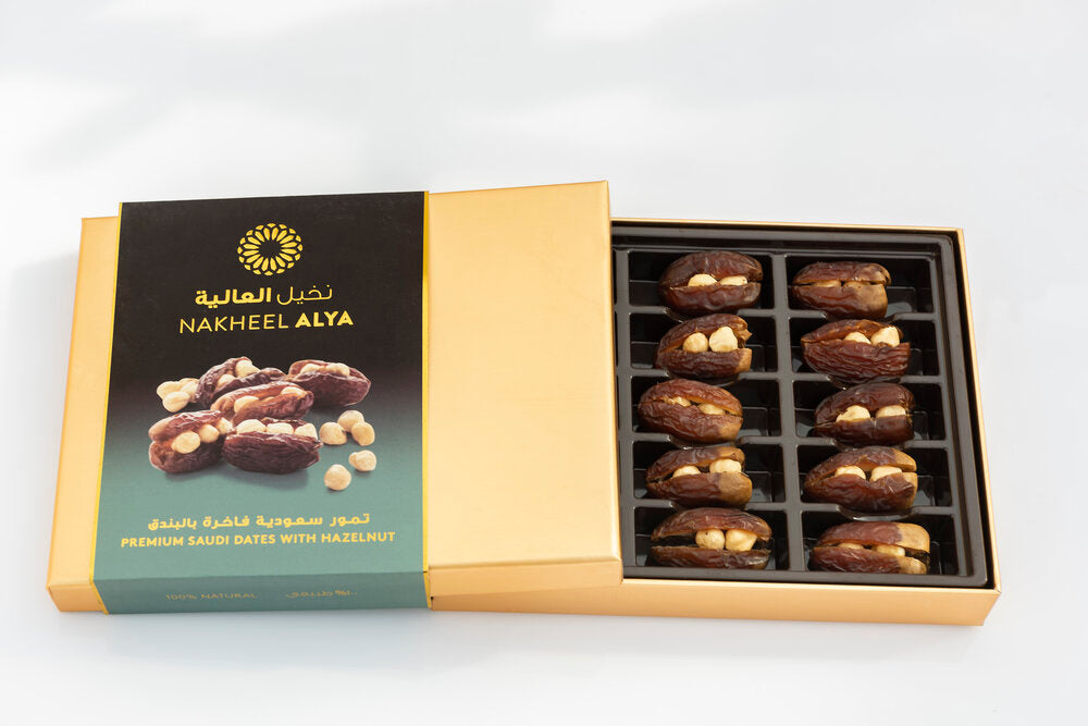 Luxe cadeau verpakking gevulde dadels van Nakheel Alya met hazelnoten, ideaal als premium geschenk in de categorie verse dadels.