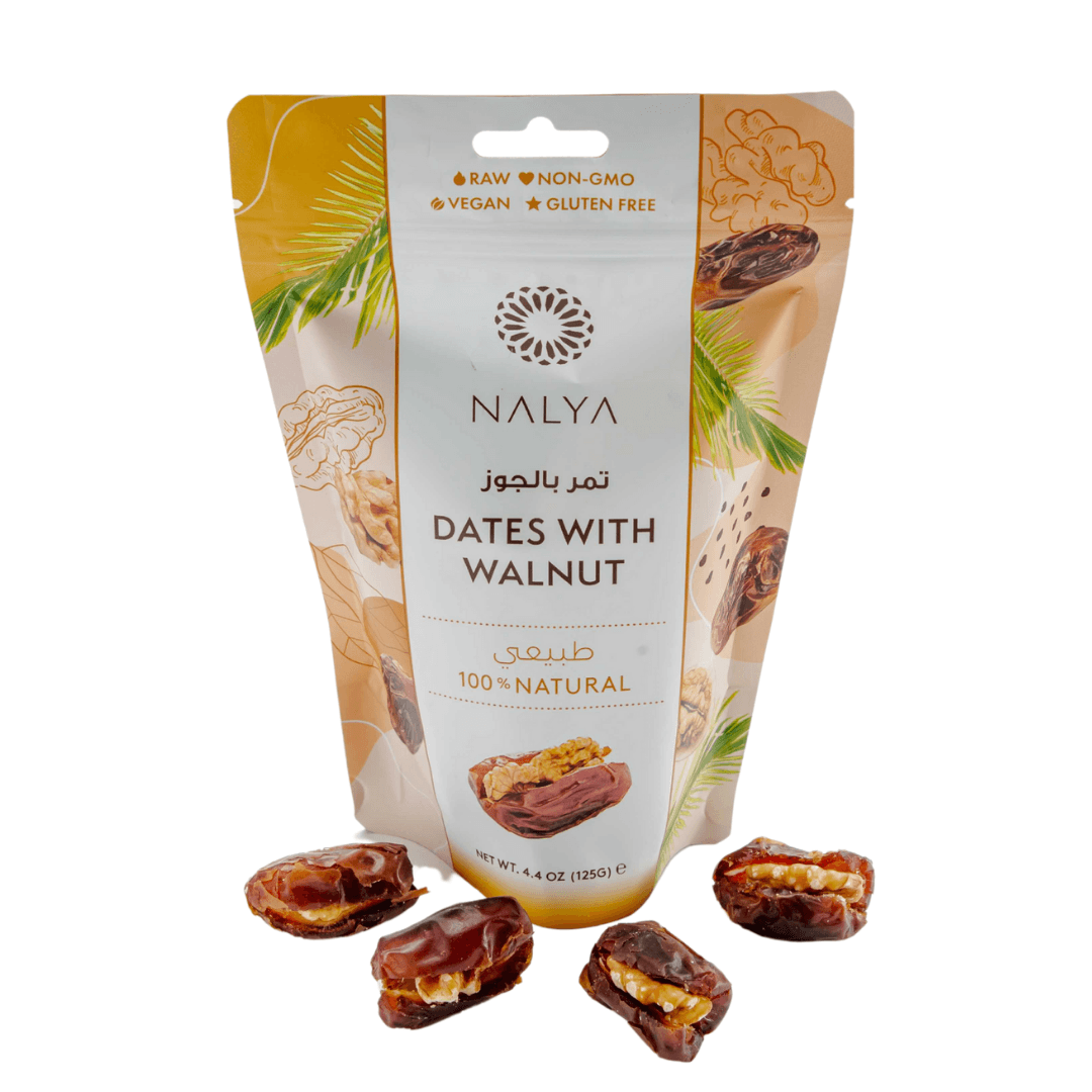 Gevulde dadels met walnoot van Nakheel Alya in luxe hersluitbare pouch. Vegan snack, 100% natuurlijk en vezelrijk, ideaal als gezonde traktatie.