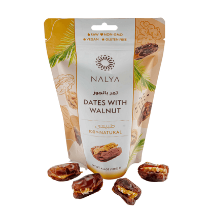 Gevulde dadels met walnoot van Nakheel Alya in luxe hersluitbare pouch. Vegan snack, 100% natuurlijk en vezelrijk, ideaal als gezonde traktatie.