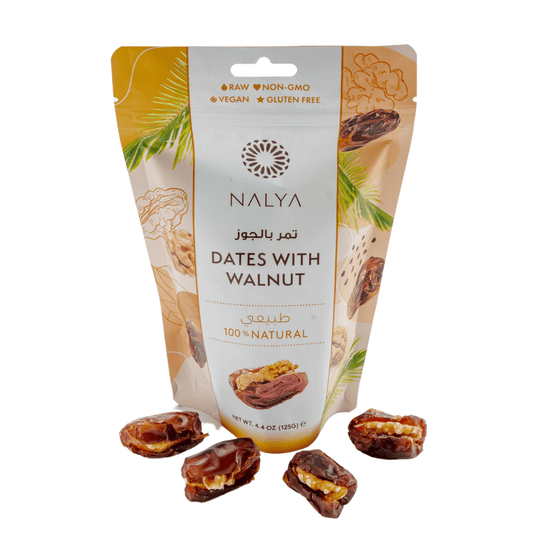 Gevulde dadels met walnoot van Nakheel Alya in luxe hersluitbare pouch. Vegan snack, 100% natuurlijk en vezelrijk, ideaal als gezonde traktatie.