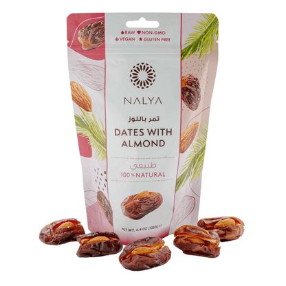 Gevulde dadels met amandel van Nakheel Alya 125g in staande verpakking, omringd door losse dadels als gezonde vegan snack en energieboost.