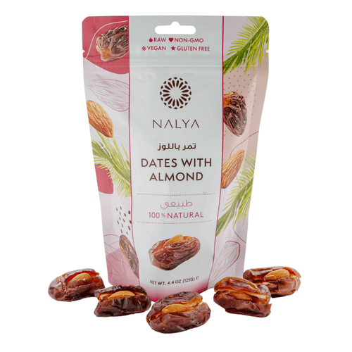 Gevulde dadels met amandel van Nakheel Alya 125g in staande verpakking, omringd door losse dadels als gezonde vegan snack en energieboost.
