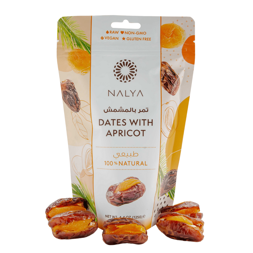 Gevulde dadels met abrikoos van Nakheel Alya in luxe hersluitbare verpakking van 125 gram, omringd door losse dadels als vegan snackpresentatie.