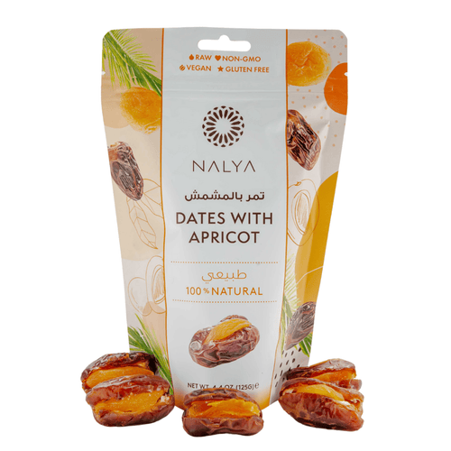 Gevulde dadels met abrikoos van Nakheel Alya in luxe hersluitbare verpakking van 125 gram, omringd door losse dadels als vegan snackpresentatie.