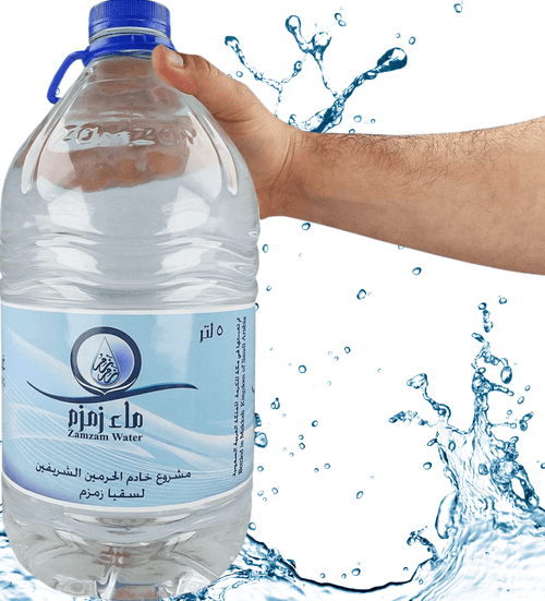 Zamzam Water 5 liter fles uit Mekka vastgehouden door hand, met spattend water op achtergrond. Authentiek en direct geïmporteerd uit Mekka.